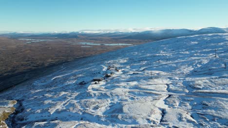 Glencoe-Mit-Schneebedeckten-Landschaften-Und-Isolierten-Gebäuden-Im-Winter,-Klarer-Blauer-Himmel,-Luftaufnahme