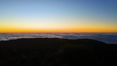 Zeitrafferaufnahme-Von-Sich-Bewegenden-Wolken-Während-Des-Goldenen-Sonnenuntergangs-über-Dem-Berggipfel