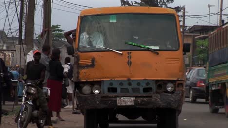 Menschen-Steigen-In-Einen-Kleinbus-In-Lagos,-Nigeria