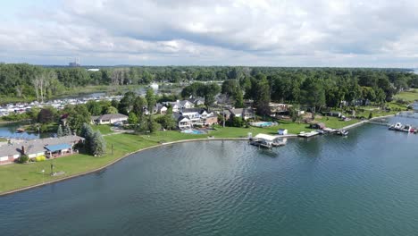 Homes-and-boat-marina-on-the-island-of-Grosse-Ile-near-Trenton,-Michigan,-USA