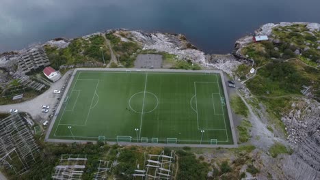 Fußballplatz-Im-Dorf-Hemmingsvær-Und-Umgebung