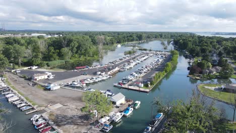 Elba-mar-boat-club-on-the-island-of-Grosse-Ile-on-Detroit-River,-Michigan,-USA