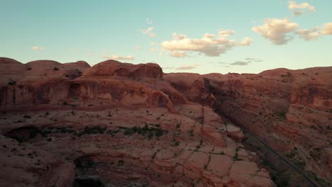 Langsamer-Schuss,-Der-Auf-Den-Wunderschönen-Corona-Arch-In-Moab,-Utah,-Zufliegt