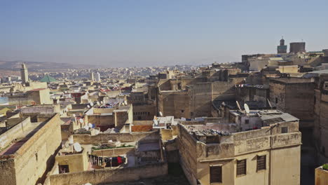 Fes-Marokko-Luftaufnahme-Der-Altstadt-Mit-Alter-Gebäudestruktur-An-Sonnigen-Tagen
