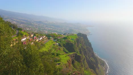 Wunderschöne-Küste-Der-Insel-Madeira-Mit-Häusern-An-Sonnigen-Tagen