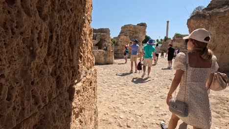 Eine-Gruppe-Von-Touristen-Erkundet-Die-Antike-Stadt-Karthago-In-Tunesien