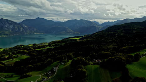 Gran-Lago-Azul-Claro-Entre-Los-Alpes-Austriacos-En-Un-Día-Soleado