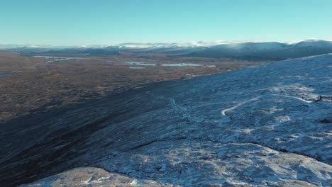 Schneebedeckte-Glencoe-Landschaft-Mit-Bergen-Und-Klarem-Himmel,-Luftaufnahme