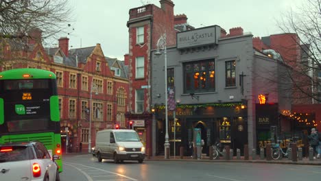 Filmischer-Blick-Auf-Den-Verkehr-Im-Historischen-Zentrum-Von-Dublin-Mit-Historischen-Architekturwohnungen-Neben-Straßen-In-Irland
