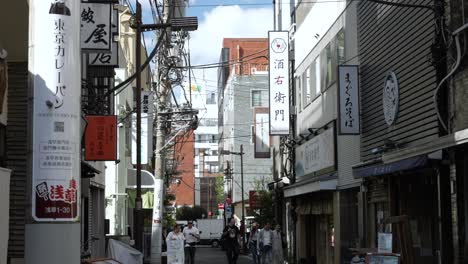 Calle-Estrecha-En-Tokio,-La-Escena-Diurna-Se-Desarrolla-A-Lo-Largo-De-Una-Encantadora-Calle-Lateral.