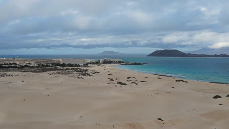 Vista-Aérea-De-La-Playa-De-Fuerteventura-Que-Se-Eleva-Sobre-Los-Complejos-Hoteleros-De-La-Costa-Soleada-Y-Las-Islas-De-Lobos
