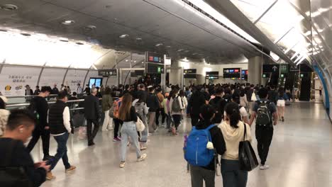 Hauptverkehrszeit-Am-MTR-Bahnhof-Admiralty-In-Hongkong
