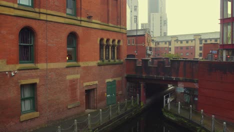 Arquitectura-De-Ladrillo-Junto-Al-Canal-En-Manchester,-Inglaterra.