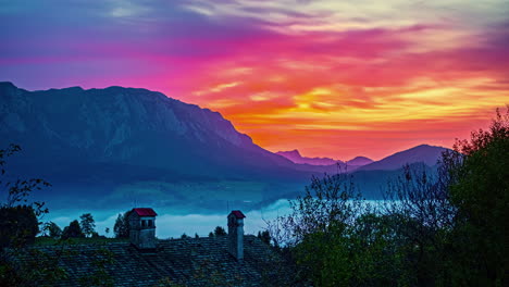 Zeitraffer-Von-Wolken,-Die-Bei-Sonnenuntergang-über-Den-Attersee,-Österreich-Ziehen
