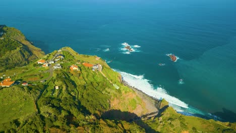 Hermoso-Paisaje-De-La-Isla-De-Madeira-Con-Casas-En-La-Cima-De-Una-Montaña-Idílica-Y-Un-Océano-Azul-En-Un-Día-Soleado