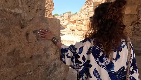 Sígueme-Foto-De-Mujeres-Con-Ropas-Tradicionales-En-Las-Ruinas-De-La-Antigua-Ciudad-De-Cartago-En-Túnez
