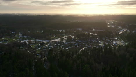 Sonnenuntergang-über-Einem-Wald-Mit-Einem-Dorf-Im-Hintergrund-In-Lettland