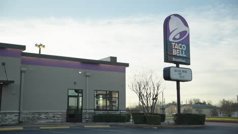 Establishing-shot-of-Taco-Bell-fast-food-chain-restaurant-and-drive-thru