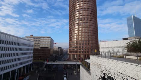 Sky-Towers-Und-Moderne-Architektur,-Verbunden-Durch-Brückenstraßenbahnstationen-Und-Einkaufszentren,-Prägen-Das-Stadtbild-Von-Lyon,-Frankreich