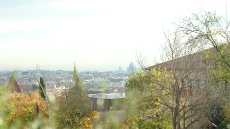 Skyline-Von-Barcelona-Aus-Einem-Vorort-Mit-Blick-Auf-Die-Stadt