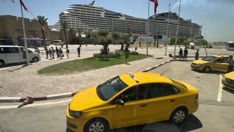 POV-Blick-Vom-Bus-Zum-Kreuzfahrthafen-Von-Tunesien