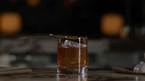 Altmodischer-Cocktail,-Der-Alleine-An-Einer-Bar-Sitzt