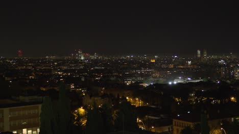 Panorama-De-4k-De-Ancho-De-Barcelona-Con-La-Sagrada-Familia-En-El-Horizonte-Por-La-Noche
