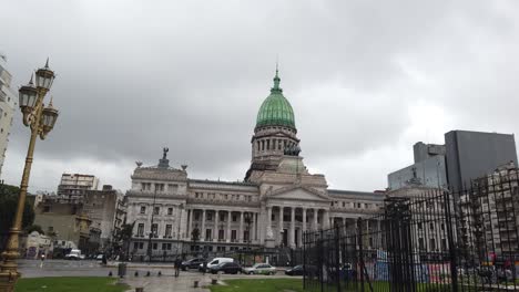 Panorama-Wahrzeichen-Des-Congressional-Plaza,-Des-Nationalgebäudes-Des-Kongresses,-Der-Argentinischen-Hauptstadt-Buenos-Aires-In-Der-Verregneten-Skyline