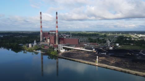 Trenton-Channel-Coal-Power-Plant-on-the-coast-of-Detroit-River,-Michigan,-USA