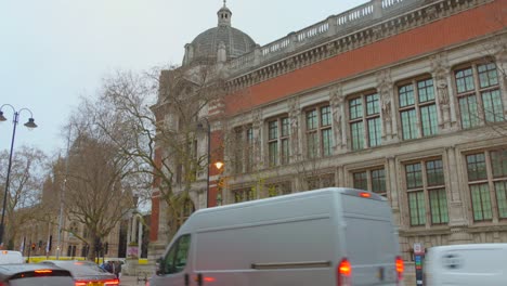 Vehicles-Driving-By-The-Victoria-And-Albert-Museum-In-London,-United-Kingdom