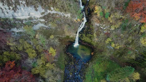 Luftaufnahme-Des-Wasserfalls-Gorges-Du-Flumen-Im-Departement-Jura,-Burgund,-Frankreich-Comte-Region,-Französische-Landschaft-An-Einem-Klaren-Herbsttag