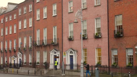 Street-with-historic-buildings-in-the-city-of-Dublin,-Ireland