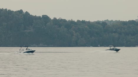 Motorboote-Fahren-Bei-Sonnenaufgang-Im-See