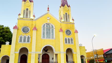 Tiro-De-Mano,-Edificio-De-La-Iglesia-Amarilla-De-La-Fachada-De-San-Francisco-Castro-En-Chilo?