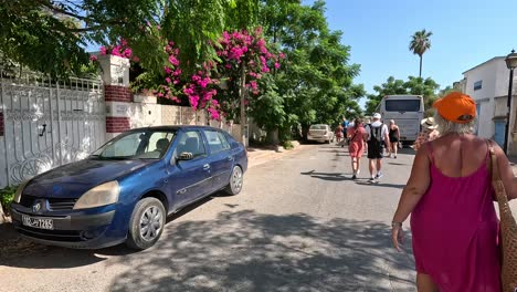 Caminando-Con-Un-Grupo-De-Turistas-Por-Las-Hermosas-Y-Coloridas-Calles-De-Túnez