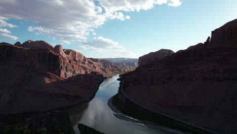 Dramatic-drone-shot-through-the-river-canyon-outside-of-moab,-utah