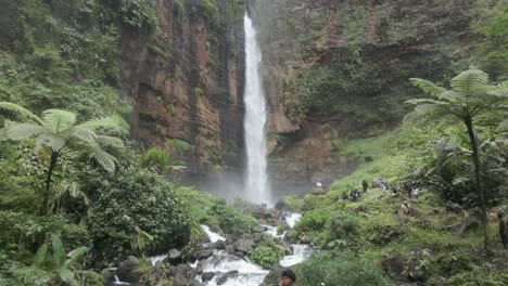 Niedrige-Lufthöhen-Ziehen-Zum-Mächtigen-Kapas-Biru-Wasserfall-In-Java,-Indonesien