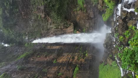 Touristen-Am-Fuße-Des-üppigen-Dschungelwasserfalls-Karas-Biru-Auf-Java,-Indonesien