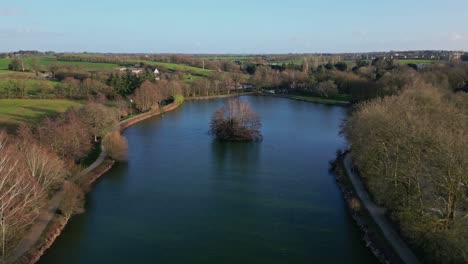 Chateaugiron-Teich-Und-Umliegende-Landschaft,-Bretagne-In-Frankreich