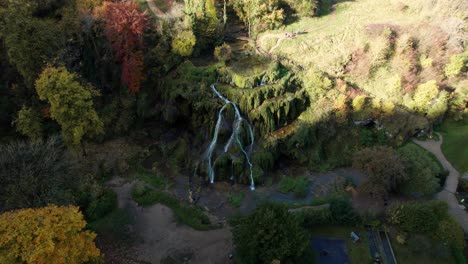 cascade-des-tufs-near-baume-les-messieurs-in-Jura,-Bourgogne-Franche-comté,-french-countryside,-shot-with-a-drone-on-an-autumn-morning