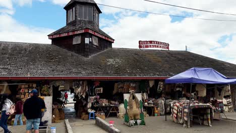 Menschen,-Touristen-Besuchen-Den-Dalcahue-Kunsthandwerksmarkt-An-Einem-Sommertag-In-Chile,-Chilo?
