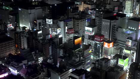 Vista-De-ángulo-Alto-Con-Vistas-Al-Centro-Iluminado-De-Shinjuku-Por-La-Noche