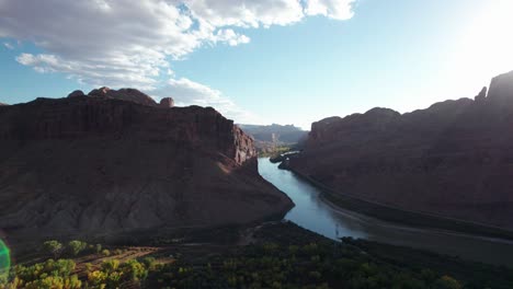 Drohnenaufnahme-Eines-Canyon-Tals-Außerhalb-Von-Moab,-Utah-Bei-Sonnenuntergang