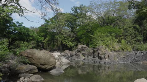 Wunderschöne-Landschaft-Mit-Einem-Kristallklaren-Teich-Mitten-Im-Wald-Im-Departement-El-Paraíso-Im-Süden-Von-Honduras