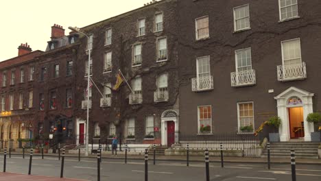 Pan-shot-of-historic-architecture-in-Dublin,-Ireland
