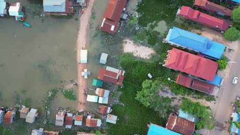Elévese-Por-Encima-De-Las-Casas-Pantanosas-En-La-Zona-Rural-De-Camboya,-Phnom-Krom