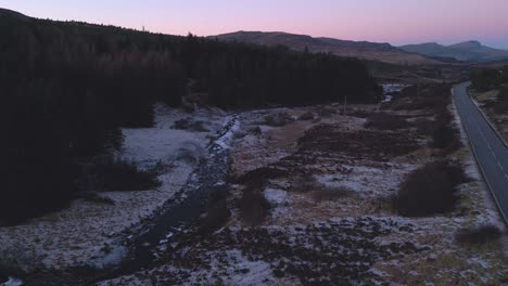 Glencoe-Mit-Verschneiter-Landschaft-In-Der-Dämmerung,-Ruhige-Naturszene,-Luftaufnahme