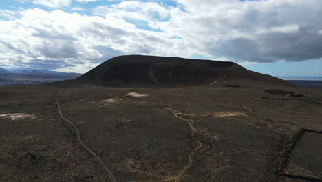 Luftaufnahme-über-Dem-Vulkan-Calderón-Hondo,-Zerklüftete-Kraterlandschaft-Von-Fuerteventura