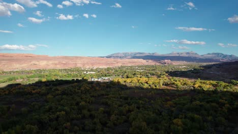 Aufsteigende-Drohnenaufnahme-Der-Innenstadt-Von-Moab,-Utah-Im-Herbst-An-Einem-Sonnigen-Tag
