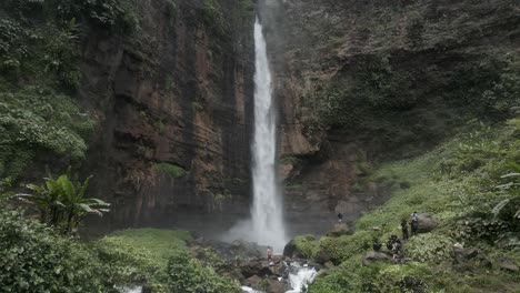 Luftumlaufbahn:-Touristen-Versammeln-Sich-Unterhalb-Des-Mächtigen-Kapas-Biru-Wasserfalls-In-Java